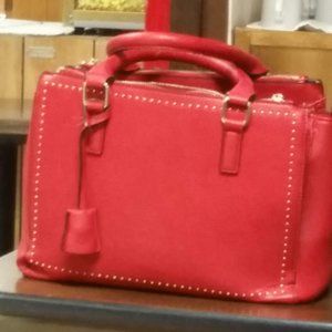 HELP ME FIND THIS PURSE! Any color, Brand? unknown